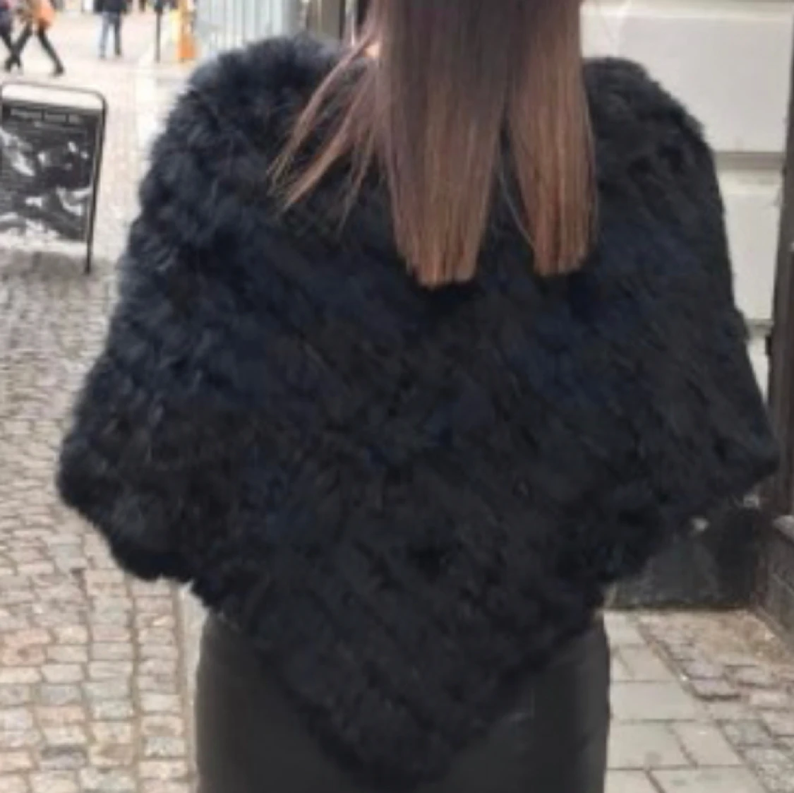 Svart päls poncho  - 1