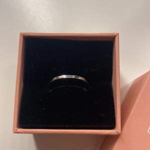En silver ring från Edblad i rostfritt stål. Väldigt fin och stilren, väl använd men inga defekter. Jag tror att ringen inte finns längre bland edblads sortiment. Vet tyvärr inte vilken storlek men passar på mitt ringfinger!