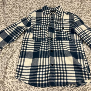 Overshirt HM - Säljer denna fina overshirt från H&M då den inte kommer till användning. / Använd en gång så imprincip som ny. / Storlek S 