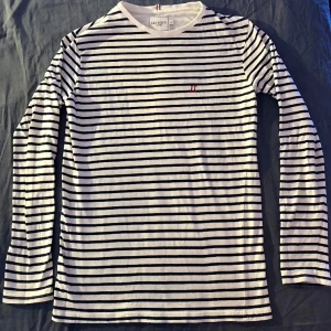 Les Deux randig långärmad - Säljer min fina vit- och mörkblå-randiga långärmade Les Deux-märkeströja! I storlek XS. Fint skick. 