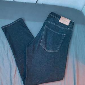 Tja säljer ett par väldigt unika stock&hank jeans som knappt blivit använda i storlek 32/32