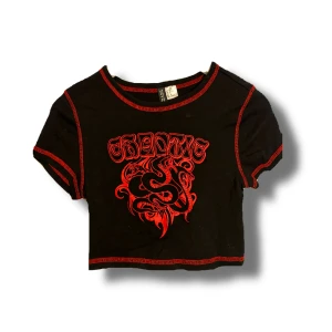 Röd/svart croptop  - En croptop i bra skick, använd några gånger. Om ni undrar något, vill ha mer bilder/bilder på, prisförslag eller vad som tveka inte att höra av er.