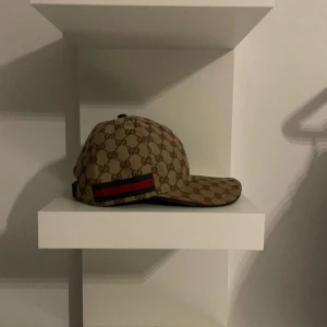 Beige Gucci keps  - Jättebra skick inte använd mycket, storlek 57cm. Om någon är intresserad så kan ni höra av er om mer info, Pris kan absolutdiskuteras.