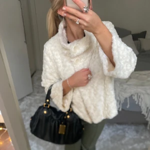 Trekvartsärmad pälsjacka - Säljer denna beiga/vita trekvartsärmade tunnare jacka. Har du någon fråga är det bara att höra av dig🫶🏻