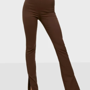 Bianca X Nelly  - Säljer dessa byxorna som sitter som en smäck, aldrig kommit till användning. 