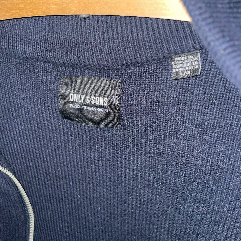 Only & Sons fullzip tröja med skönt material, nypris 600kr. Gott skick då den är sparsamt använd!. Tröjor & Koftor.