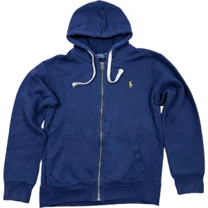 Ralph Lauren Zip-Up Hoodie - Marinblå zipup huvtröja från Ralph Lauren i storlek S, ställ gärna frågor!😊