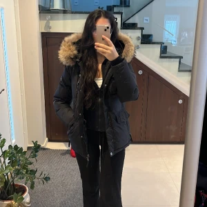 HOLLIES VINTERJACKA  - Säljer min äkta HOLLIES vinterjacka med ÄKTA päls!! Utan några skador. Liten i storleken passar även 34❤️   Pris går att diskutera vid snabb affär!