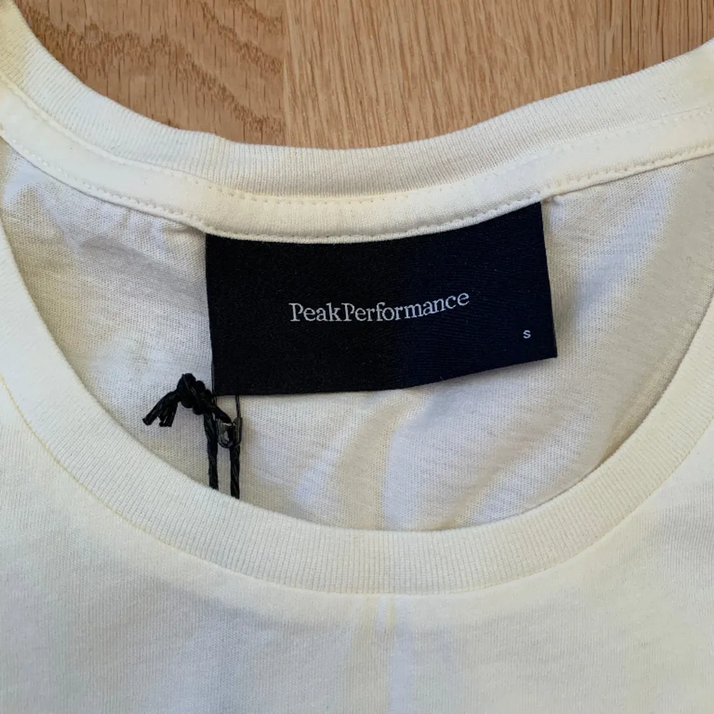 Vit t-shirt från Peak Perfomance. Aldrig använd och prislappen är kvar 🩷. T-shirts.