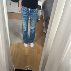 Weekday jeans - Snygga lågmidjade weekday jeans i modellen pin. Strl 24/30. Jättefint skick💞