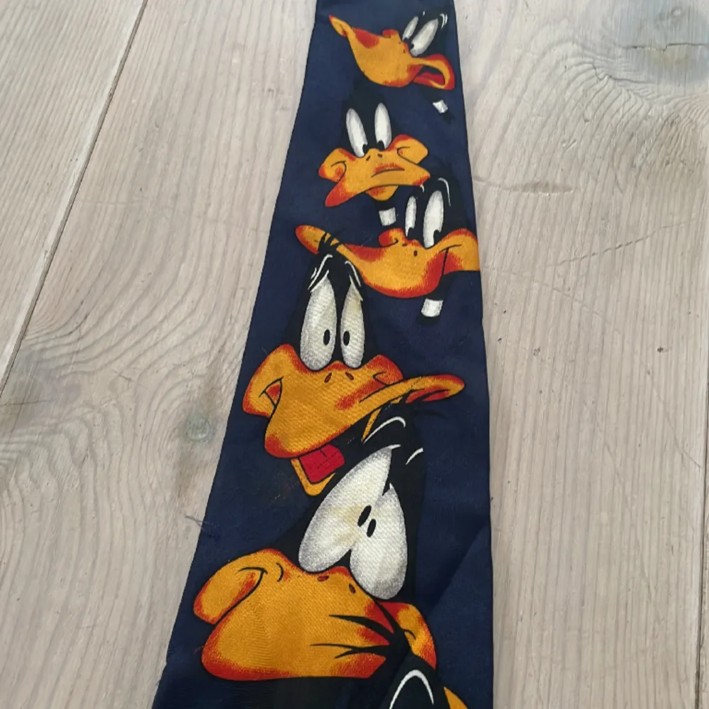 Marinblå slips med ankan Daffy på. Super bra skick, som ny. . Accessoarer.