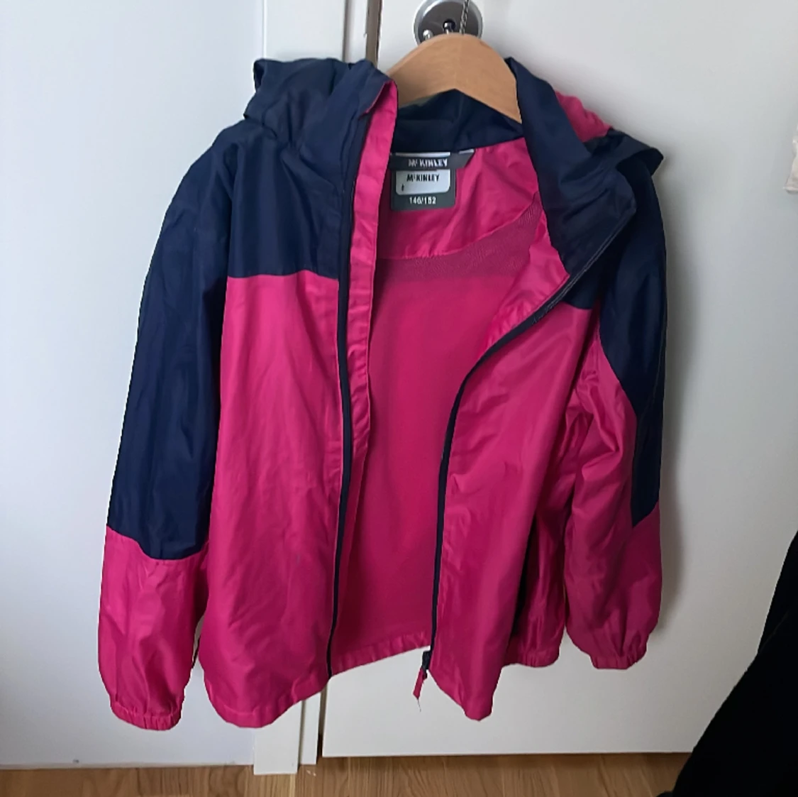 Rosa och mörk blå jacka