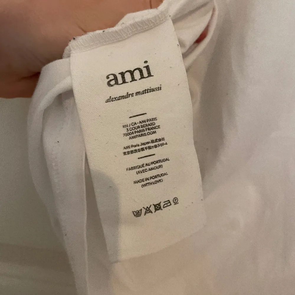 Tjena! Säljer min fina och trendiga Ami t-shirt - Storlek S Fits XS (ganska kort i storleken) - Pris: 650 kr - Skick: Väldigt bra, inga fläckar/märken. T-shirts.