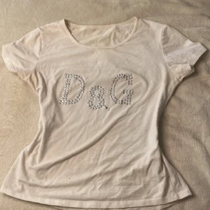 Dolce gabbana tröja - Snygg d&g tröja som jag ej tror är äkta men fortfarnde jätte snygg har knappt blivit använd och är i jättebra skick🤍