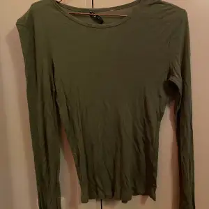 Fin grön långärmad tröja från zara som inte kommer till använding❤️ Helt i nyskick Storlek L men liten i storleken som sitter som max en M