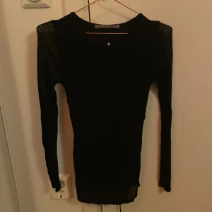 Tröja - Fin långärmad tröja köpt här på plick men passar tyvärr inte mig. Sitter lite tajt i armarna men är super fin❤️ Har två snören på varje sida. Står ingen storlek men skulle uppskatta till 36