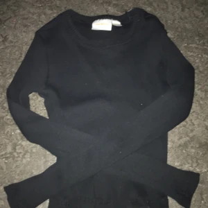 Långärmad tröja  - En svart ribbad långärmad tröja som har blivit för liten. I storlek 134/140 från Gina tricot. Pris kan diskuteras, nypris var 99 men säljer för 50💘