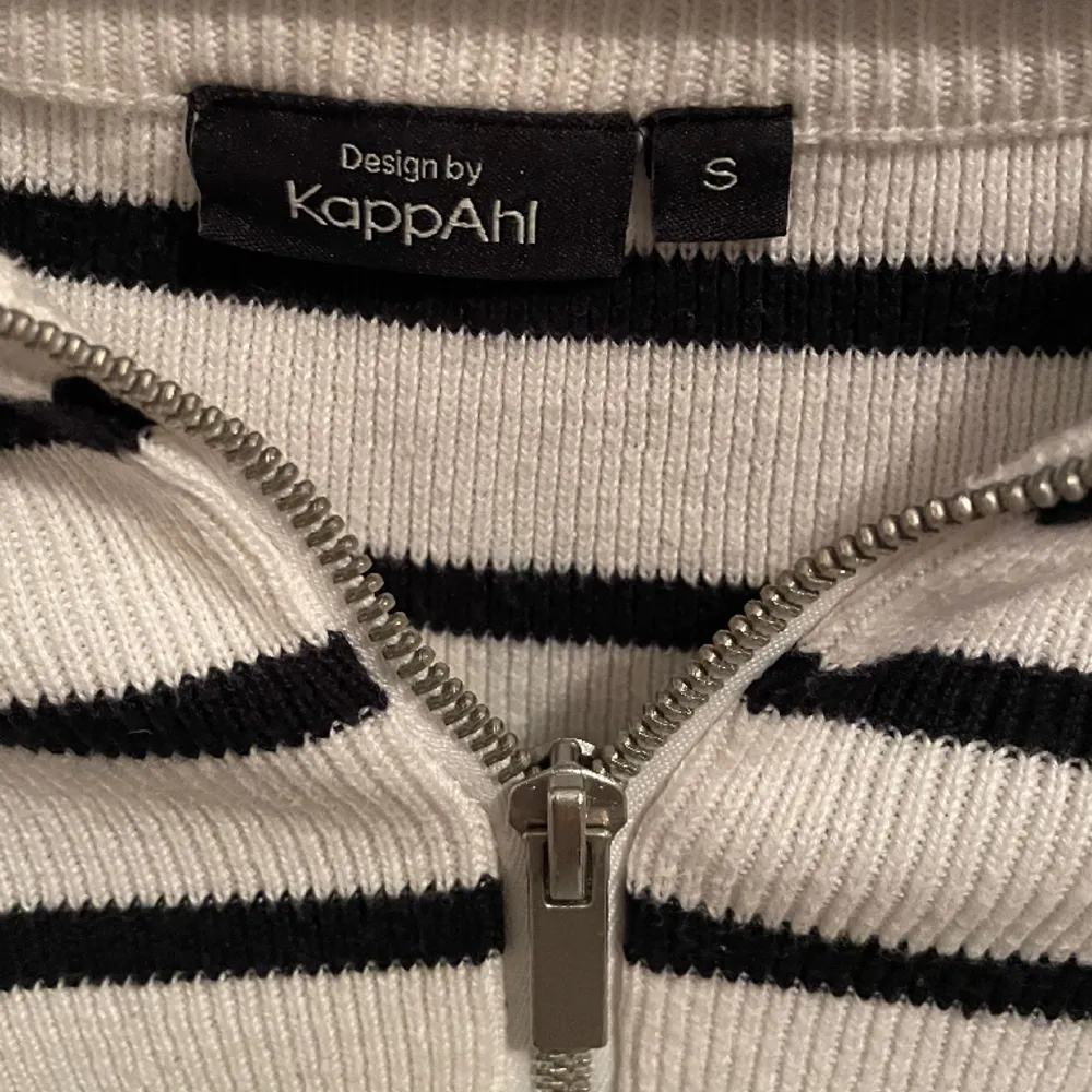 Superfin tröja från Kappahl som inte kommer till så mycket användning. Toppen skick, använd ca 5 ggr. Lånade bilder.. Tröjor & Koftor.