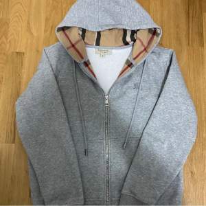 Hej! Säljer denna snygga burberry hoodie i size S. Den sitter lite större dock. Skicket är 10/10. Som ny. Påse tillkommer. Säljer billigt då jag vill bli av med den snabbt.