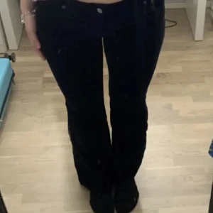 Crocker jeans - Passar mig som har 24/30 men är lite långa, säljer eftersom jag har ett par liknande som jag använder mer. Ny pris var runt 800 , kan diskutera priset❤️ lånade bilder skriv för egna❣️