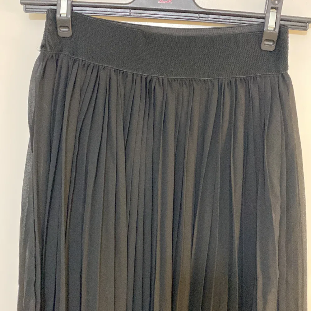 Fin plisserad lång svart kjol 38 . Kjolar.
