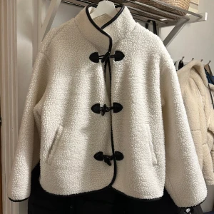 Pilejacka H&M - Säljer den trendiga och helt slutsålda jackan ifrån H&M! Den är helt ny och prislappen finns kvar. Hör av er vid frågor eller om ni är intresserade ❤️pris kan diskuteras 