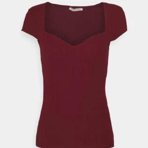 Röd t-shirt - Säljer denna röda Anna field T-shirten som väldigt många har, den är köpt från Zalando i storlek s och är endast använd vid prövning( prislappar finns kvar på tröjan).💕Ordinarie pris var 189 kr.