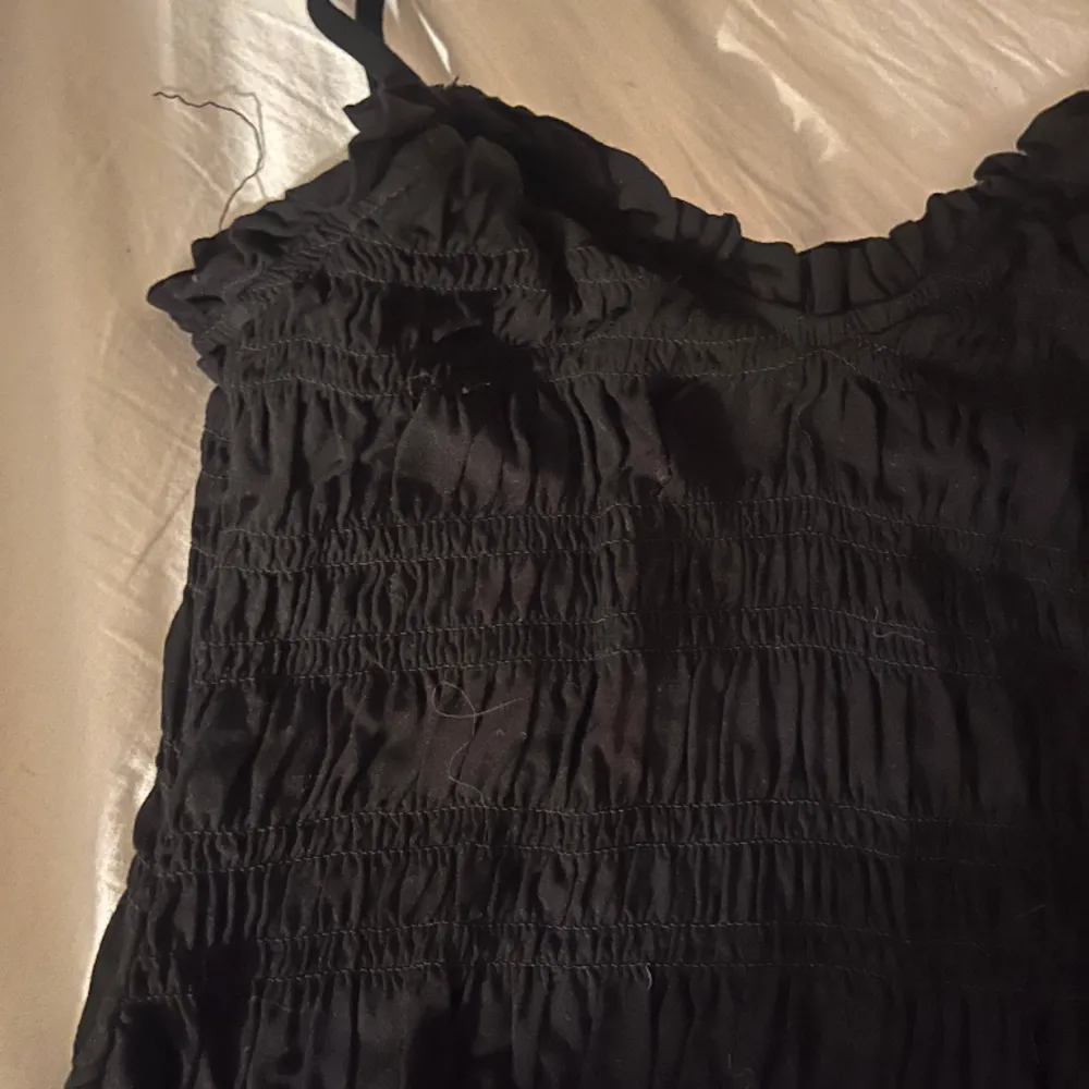 Sjukt snygg svart mini klänning med fina detaljer🌸 Använd ett fåtal gånger och som ny. Storlek small. 💗🌸. Klänningar.