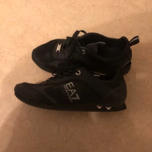 EA7 skor storlek 42  - Säljer mina EA7 skor. Har använt skorna ett par gånger men skorna är i bra skick! 