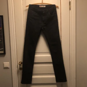 Levi’s Jeans - Säljer ett par fina Levi’s jeans i storlek 16A vilket motsvarar 27-28 midja och 32-33 i längd. Killen på bilden är 171. Passform= Skinny/slim. Nypris 1349kr, mitt pris 199kr. Köparen står för frakten! 