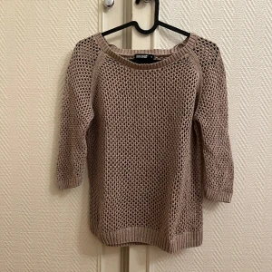 Stickad/virkad tröja med trekvartsärm  - Stickad/virkad tröja med trekvartsärm. Bra skick! Tröjan är i stl M men är mer som en S! 