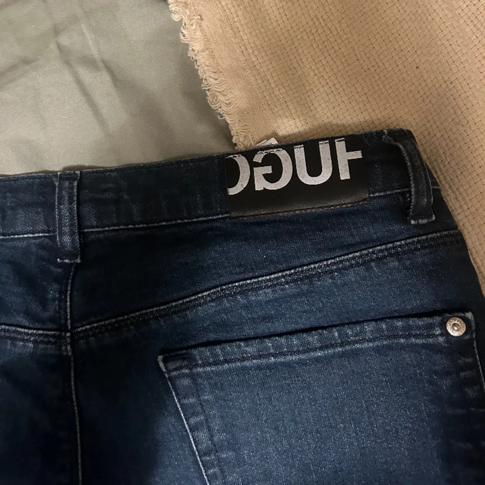 Säljer dessa jeans från Hugo boss i storlek 31/32. Använda fåtal gånger! . Jeans & Byxor.
