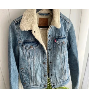 Levis jacka - Nyskick Levis jacka, har endast använt en gång då den blev för liten för mig storlek är xs men passar även s