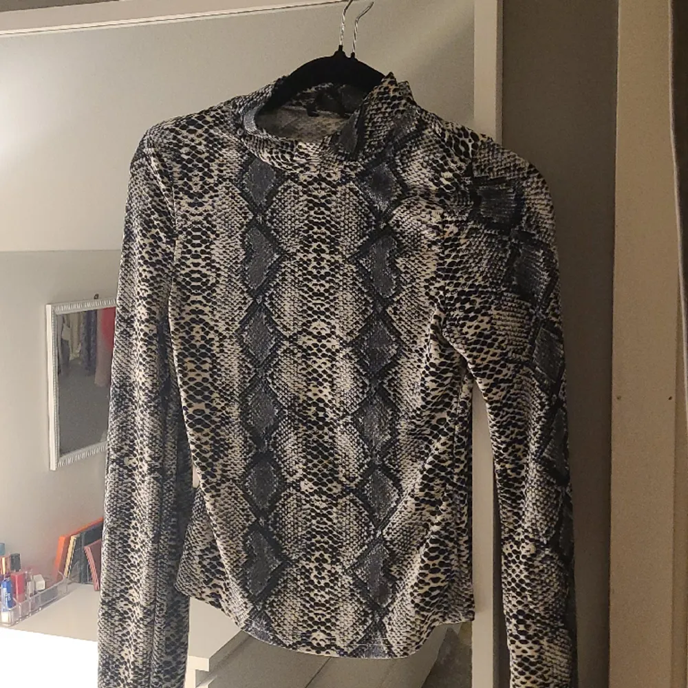 Detta är en fin tröja med krokodil mönster, väldigt skönt matrial . Tröjor & Koftor.