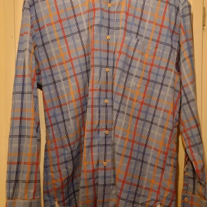 Skjorta Tommy Hilfiger - Stor för att vara M. Saknar en lite knapp i ena är slutet. Se bild.