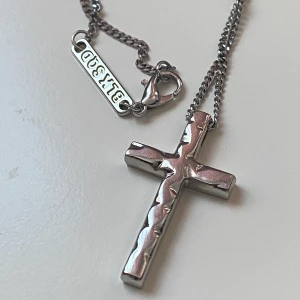 Halsband kors - Silverfärgat halsband med kors och lång kedja  Ca 62 cm Okänt material 