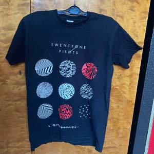 En Twenty one pilots T-shirt med Blurryface album på. Tryck på både fram och baksida. Köpt i 2019 och väl använd, men i väldigt bra skick!   Jag möts helst upp i Stockholm. Skicka DM om du är intresserad :)