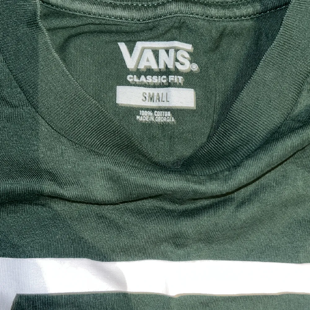 Grön vans tröja i bra skick, den är storlek S men är ganska smal i storleken, mer info privat:). T-shirts.