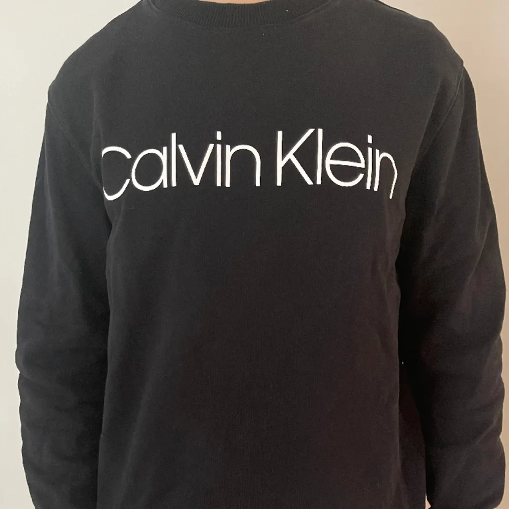 Svart sweatshirt Calvin Klein. Hoodies.