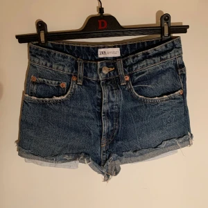 Jeans shorts  - Såå snygga jeansshorts från Zara i stl 34. Säljer då de blivit för små, men de är knappt använda. 🤍 skriv privat för fler bilder/frågor!