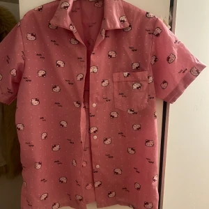 Hello Kitty tröja - Helt oanvänd hello Kitty pyjamas, mycket bra skick. Skriv vid frågor eller funderingar! 