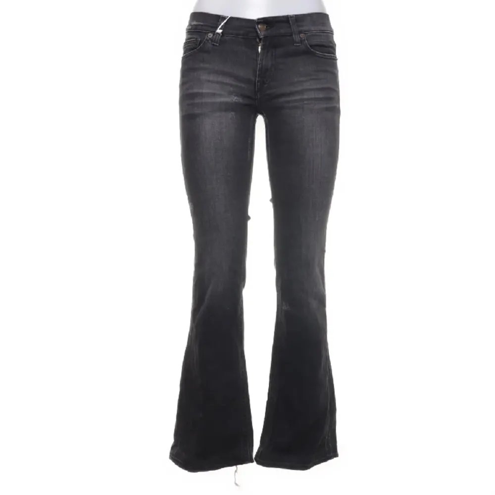 De perfekta låga bootcut jeansen från Fornarina! Tyvärr lite för stora för mig och säljer därför. . Jeans & Byxor.