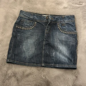 Jeans kjol  - En supppperr fin jeans kjol som knappt kommit till användning 