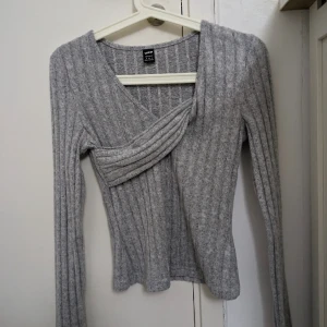 Omlott tröja grå - En omlott tröja från shein i storlek S Pris 99kr ☺️