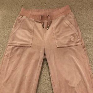 Juicy byxor - Rosa juicy byxor i väldigt bra skick  Storlek xs men passar även s