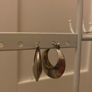 Silver örhängen - Säljer fake silver örhängen. Använd en gång men är rengjorda och fräscha 