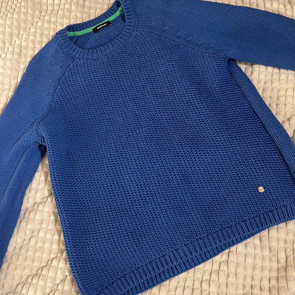 En blå stickad tröja som jag köpt på Sellpy! Dock för kort i armarna så därför säljer jag den💙 Inga tecken på användning, kan mötas upp i Uppsala!. Tröjor & Koftor.