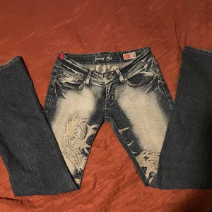 Bootcut jeans  - Säljer dessa döballa crazy age jeans med text på rumpan! Säljs då de tyvvär inte kommer till användning längre! Vid eventuella frågor eller funderingar kom privat!!💓💓
