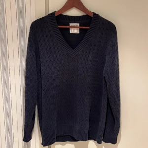 Our Legacy Stickad Tröja - Tjena! Jag säljer min skitsnygga stickade tröja från Our Legacy! Bra fit och är den är tung.  Storlek M, jag är 183.