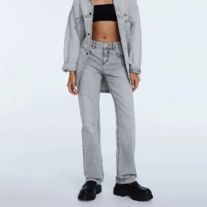 Gråa jeans  - Ljusgråa jeans från stradivarius 🩶 storlek 32 